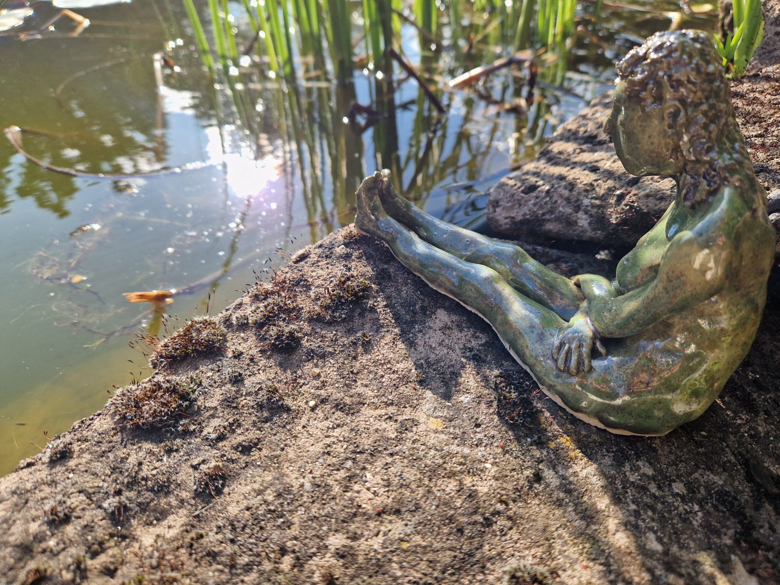 Naakte vrouw, beschaamd